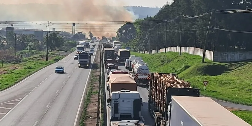 Por conta da quantidade de fumaça, uma longa fila de veículos se formou, causando lentidão no trânsito