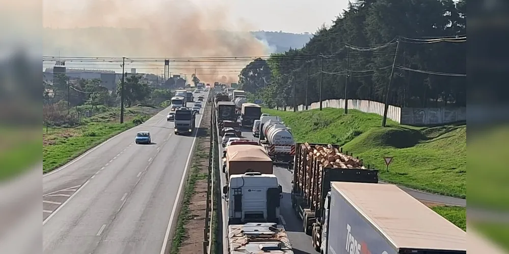 Por conta da quantidade de fumaça, uma longa fila de veículos se formou, causando lentidão no trânsito