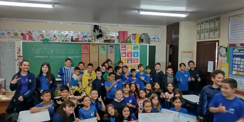 Os alunos se engajaram em diversas atividades, como a confecção de cartazes e a realização de palestras