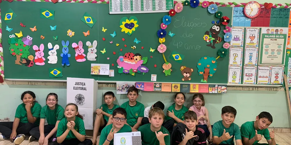 Os educandos realizaram diversos estudos e organizaram a simulação de uma eleição