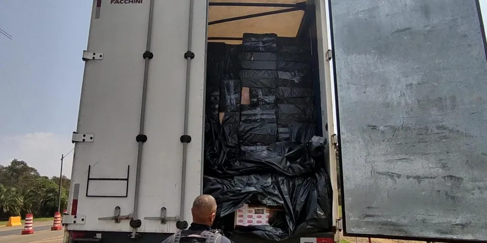 Os maços de cigarro estavam no compartimento de carga do caminhão