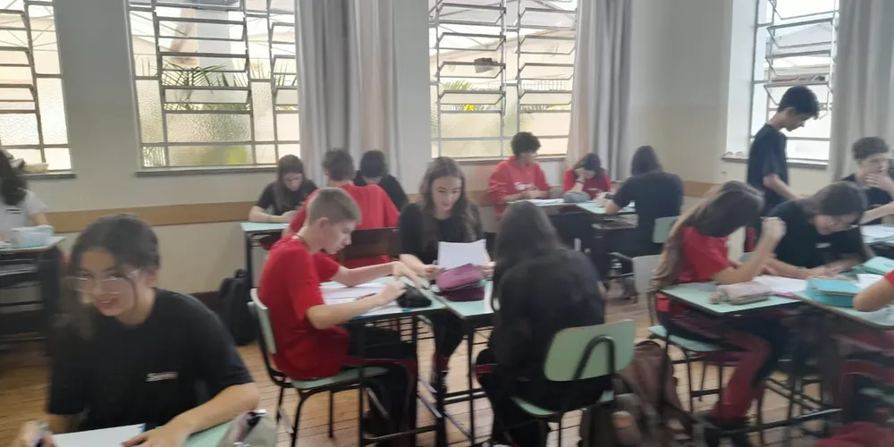 Como atividade prática, os alunos confeccionaram seus próprios manifestos sobre o Setembro Amarelo