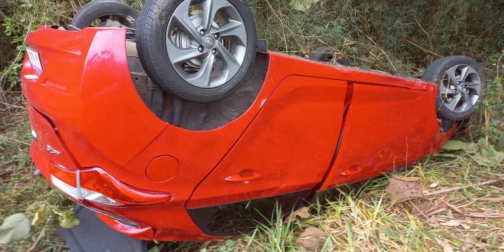 Veículo ficou com as rodas para cima devido ao acidente
