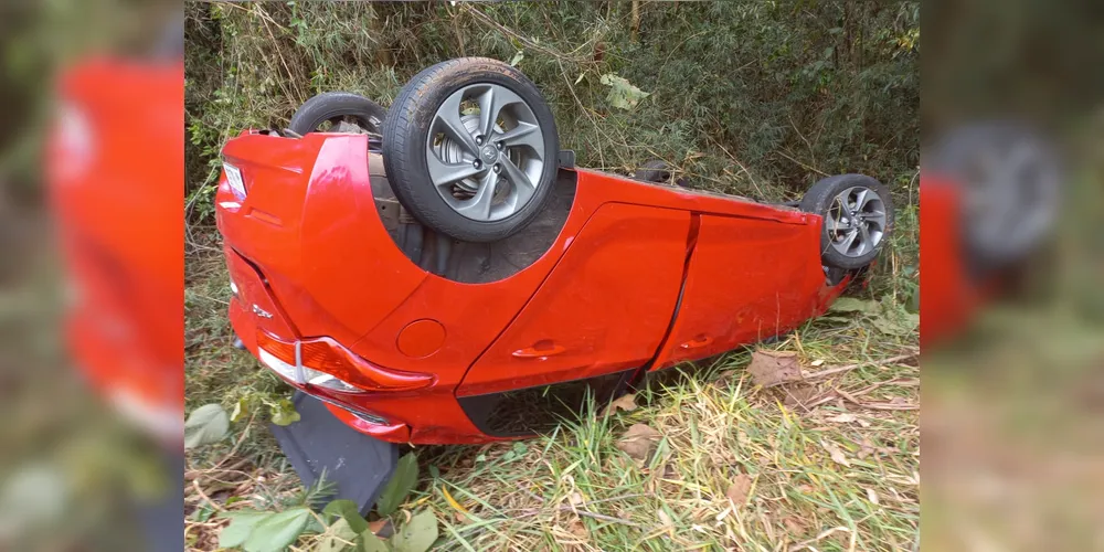 Veículo ficou com as rodas para cima devido ao acidente