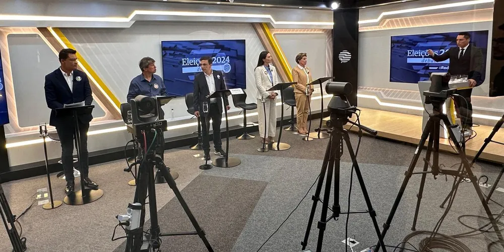 Candidatos debateram sobre temas sorteados