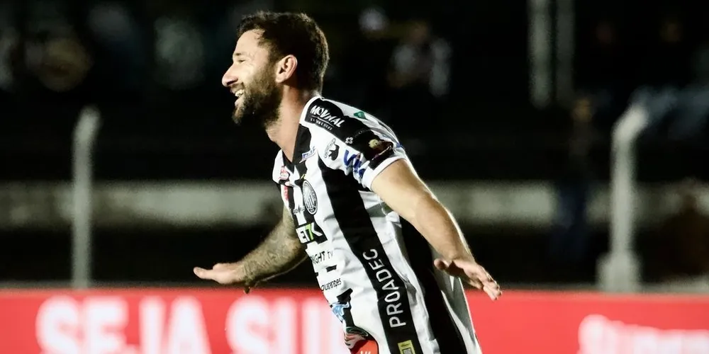 Gabriel Boschilia cobrou falta com maestria, no ângulo, marcando para o Operário