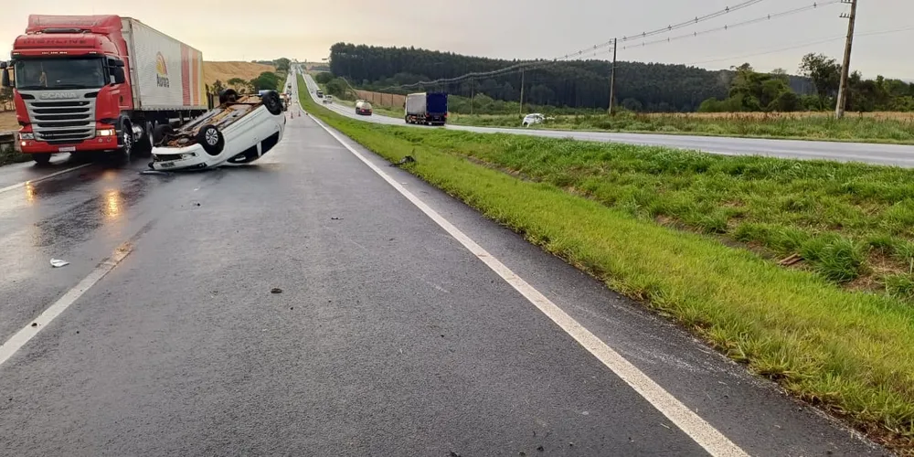 O VW Fox adentrou no canteiro central e capotou em sentido contrário