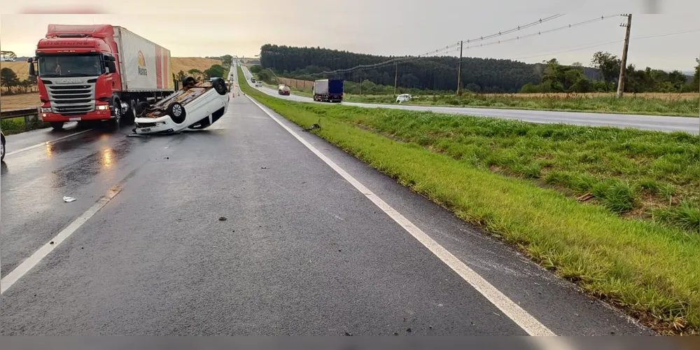 O VW Fox adentrou no canteiro central e capotou em sentido contrário