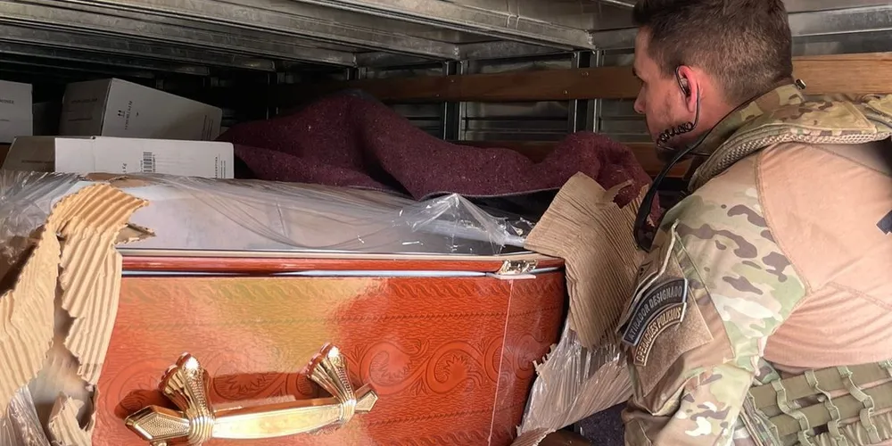 Ao revistarem os caixões, os policiais encontraram diversas caixas de vinhos de origem argentina