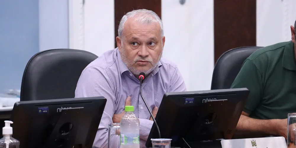 Izaías Salustiano durante sessão na Câmara de Ponta Grossa