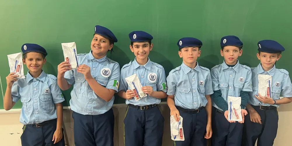 Após o acompanhamento com a dentista, todos os alunos receberam um kit para realizar os cuidados bucais necessários