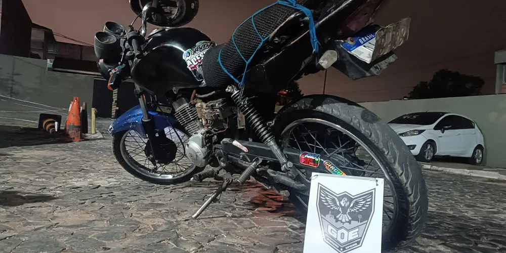 Durante a abordagem, os policiais encontraram aproximadamente 1kg de substância análoga à maconha