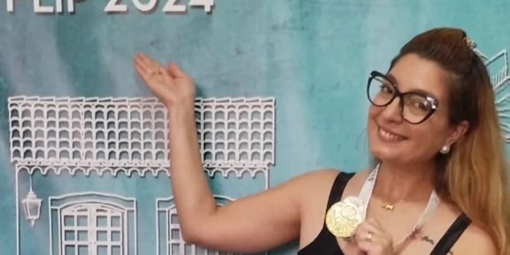 A escritora e professora Carol/Carola Oliveira foi agraciada com o ‘Prêmio Melhores Poetas Paraty 2024’