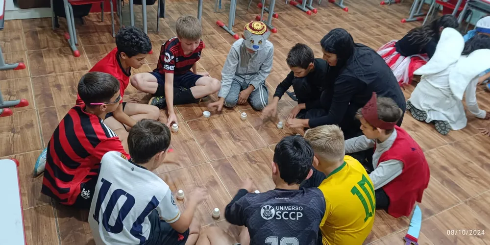 Após as pesquisas e estudos, os alunos praticaram as brincadeiras em sala de aula