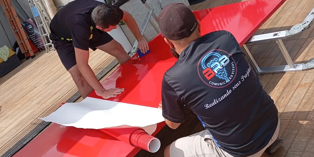A BRB é especialista em fachadas e plotagens, com destaque para placas e luminosos