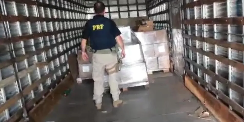 A droga estava sendo transportada em uma carreta baú com placas de Curitiba
