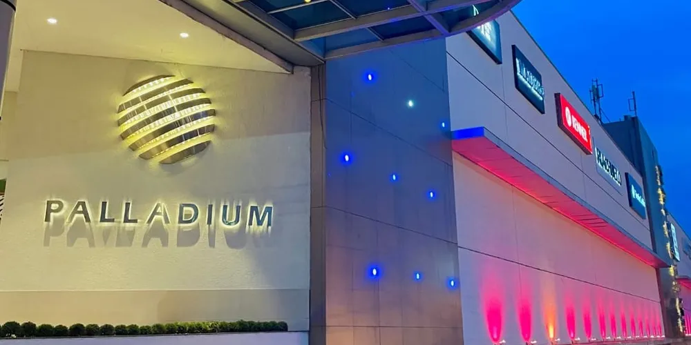 A fachada externa está iluminada na cor pink