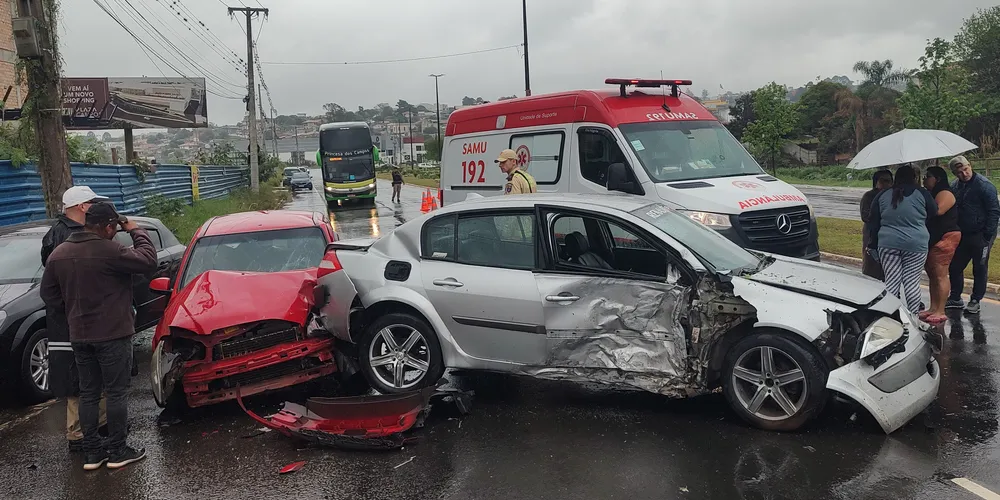 Veículo prata teve que ser encaminhado para o pátio da Polícia Militar por pendências na documentação