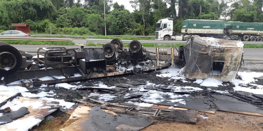 Caminhão ficou completamente destruído após ser consumido pelas chamas