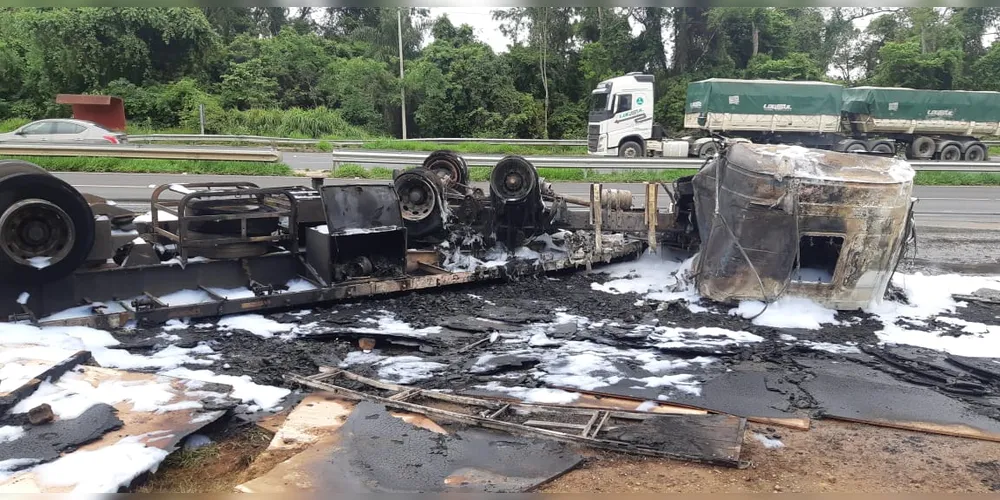 Caminhão ficou completamente destruído após ser consumido pelas chamas