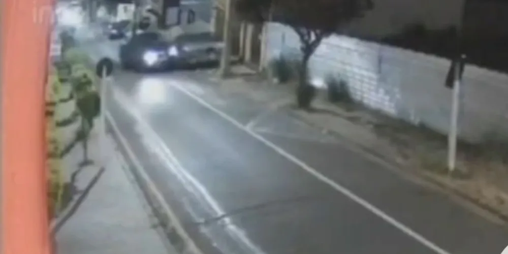 Colisão aconteceu na madrugada deste sábado, em Ponta Grossa