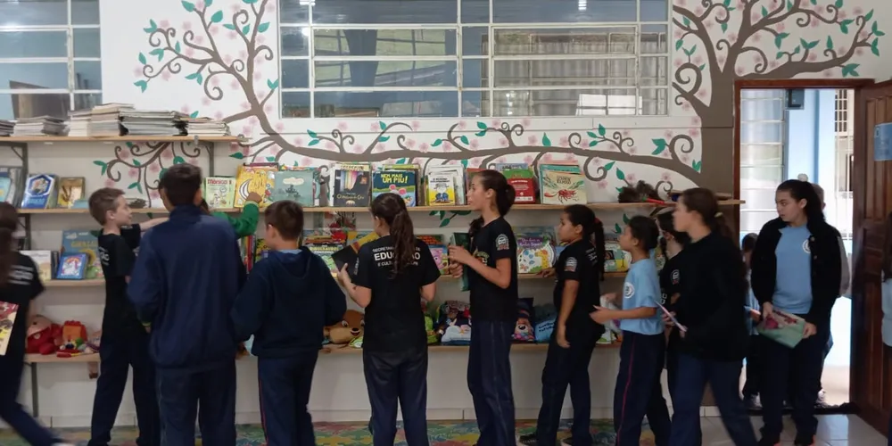 Os estudos envolveram a leitura de livros e o desenvolvimento do senso crítico dos alunos