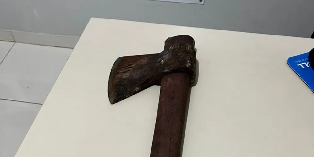 O homem foi preso em flagrante e encaminhado, com o machado, à 16ª Delegacia de Polícia Civil de Altônia