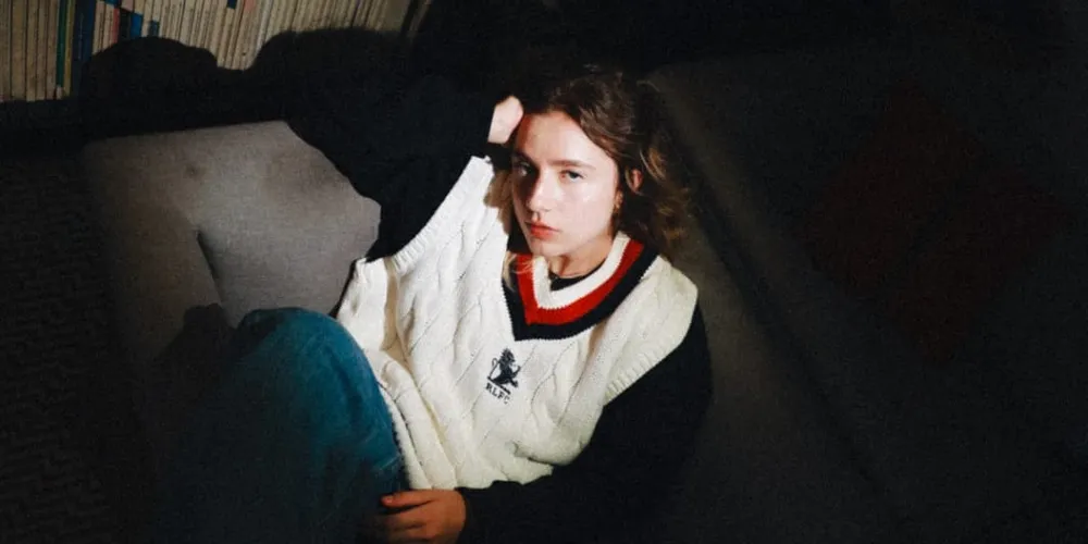 A faixa é acompanhada por um videoclipe intimista, já disponível no canal da cantora no YouTube