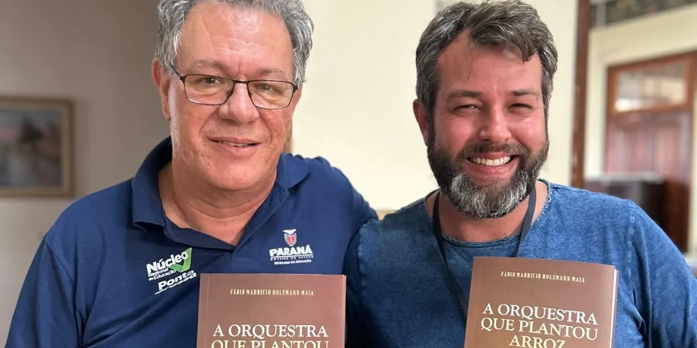 O autor, Fábio Holzmann, e o secretário de Cultura, Alberto Portugal