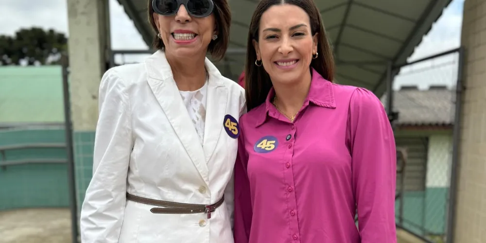 A candidata foi até o local de votação acompanhada pela sua vice-prefeita, Sandra Queiroz (PSDB)