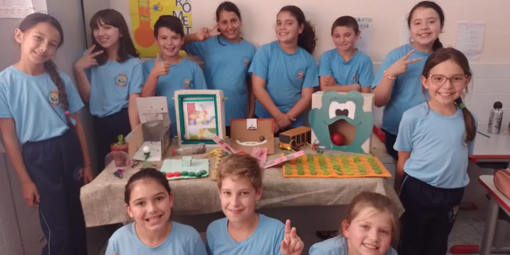 A partir dos estudos, os educandos confeccionaram brinquedos a partir de materiais recicláveis