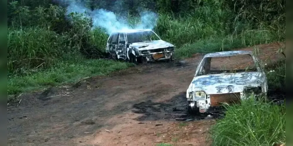 Os carros dos vigilantes foram encontrados incendiados em uma estrada de terra