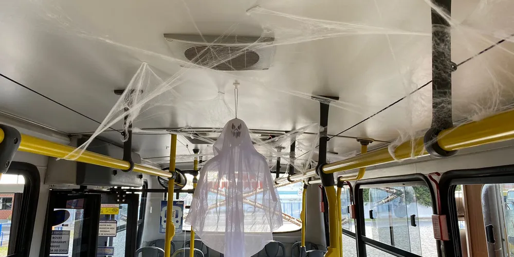 A iniciativa inclui uma ambientação especial dentro do coletivo, com decoração temática