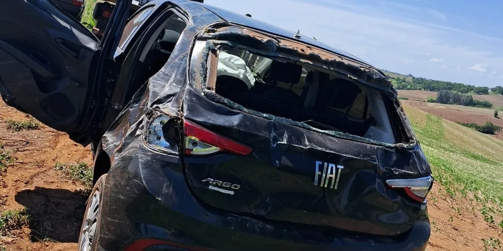 O veículo caiu em um desfiladeiro ao lado da pista