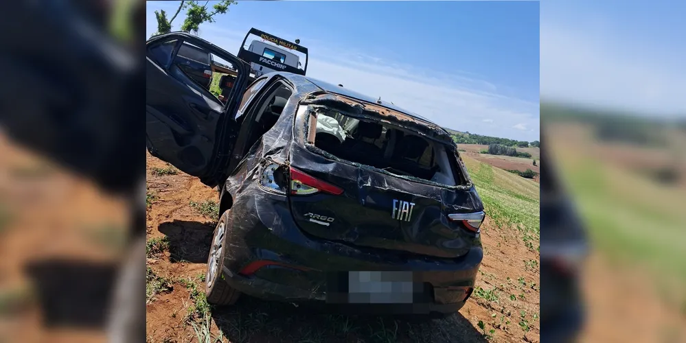 O veículo caiu em um desfiladeiro ao lado da pista