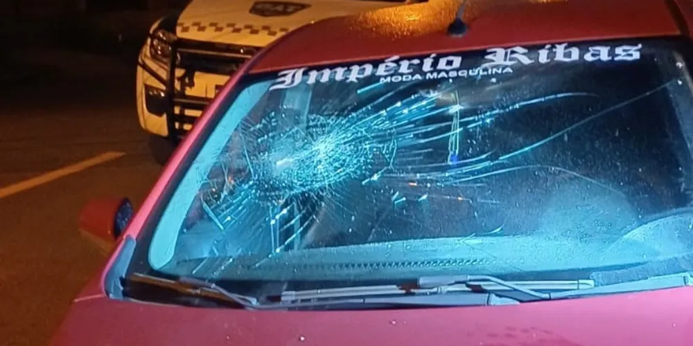 Mulher apedrejou o carro se seu ex-convivente