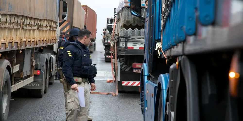 Em um dos flagrantes, foi feita a abordagem de um comboio de quatro carretas de grande porte