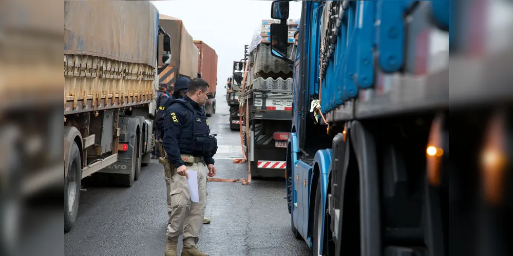 Em um dos flagrantes, foi feita a abordagem de um comboio de quatro carretas de grande porte