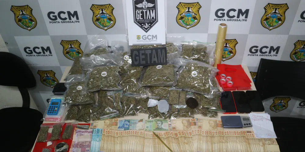 Durante a abordagem, os ocupantes do veículo, um homem de 23 anos e outro de 26 anos, foram encontrados com quantias em dinheiro