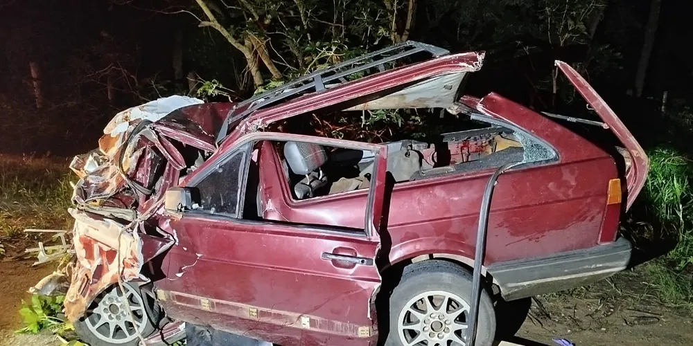 Colisão frontal entre caminhão e carro na madrugada desta sexta-feira, em Sengés