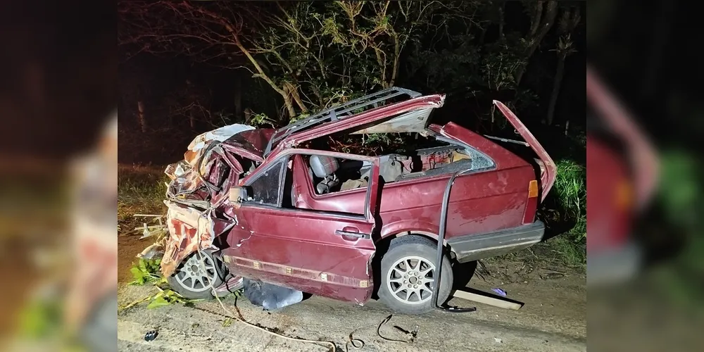 Colisão frontal entre caminhão e carro na madrugada desta sexta-feira, em Sengés