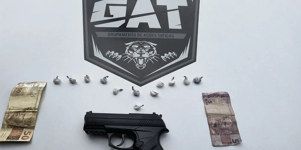 Homem foi preso e o simulacro de arma e a droga foram apreendidos