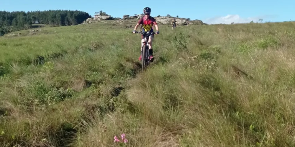 Ciclista morreu após cair de uma altura de aproximadamente 30 metros, na região do São Jorge