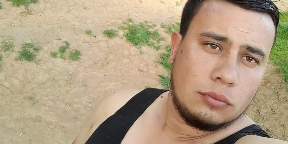 Jovem sofreu três golpes de faca e morreu no local do crime