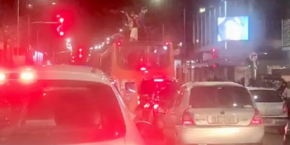 Seguidor flagou a ação dos torcedores na avenida Vicente Machado