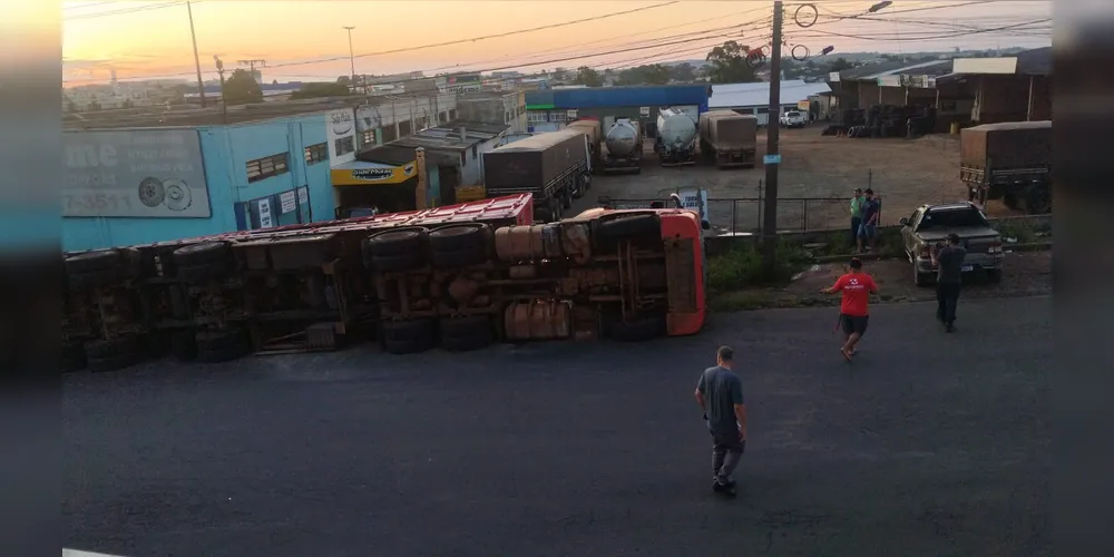 O acidente aconteceu por volta das 18h15, desta quinta-feira (14)