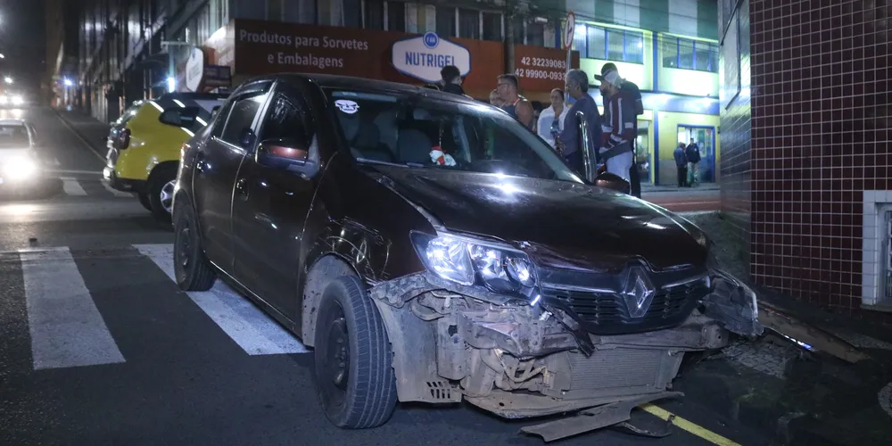 Acidente aconteceu na noite desta quinta-feira no Centro da cidade