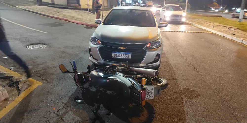 Acidente aconteceu por volta das 19h15, e envolveu um carro e uma moto