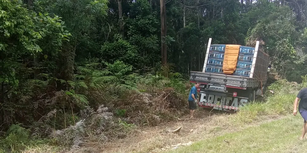 Caminhoneiro teve ferimentos considerados leves.