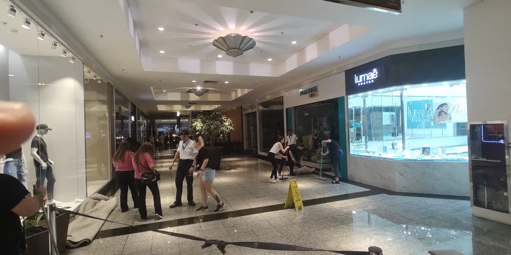 Lojistas retiram a água dos estabelecimentos